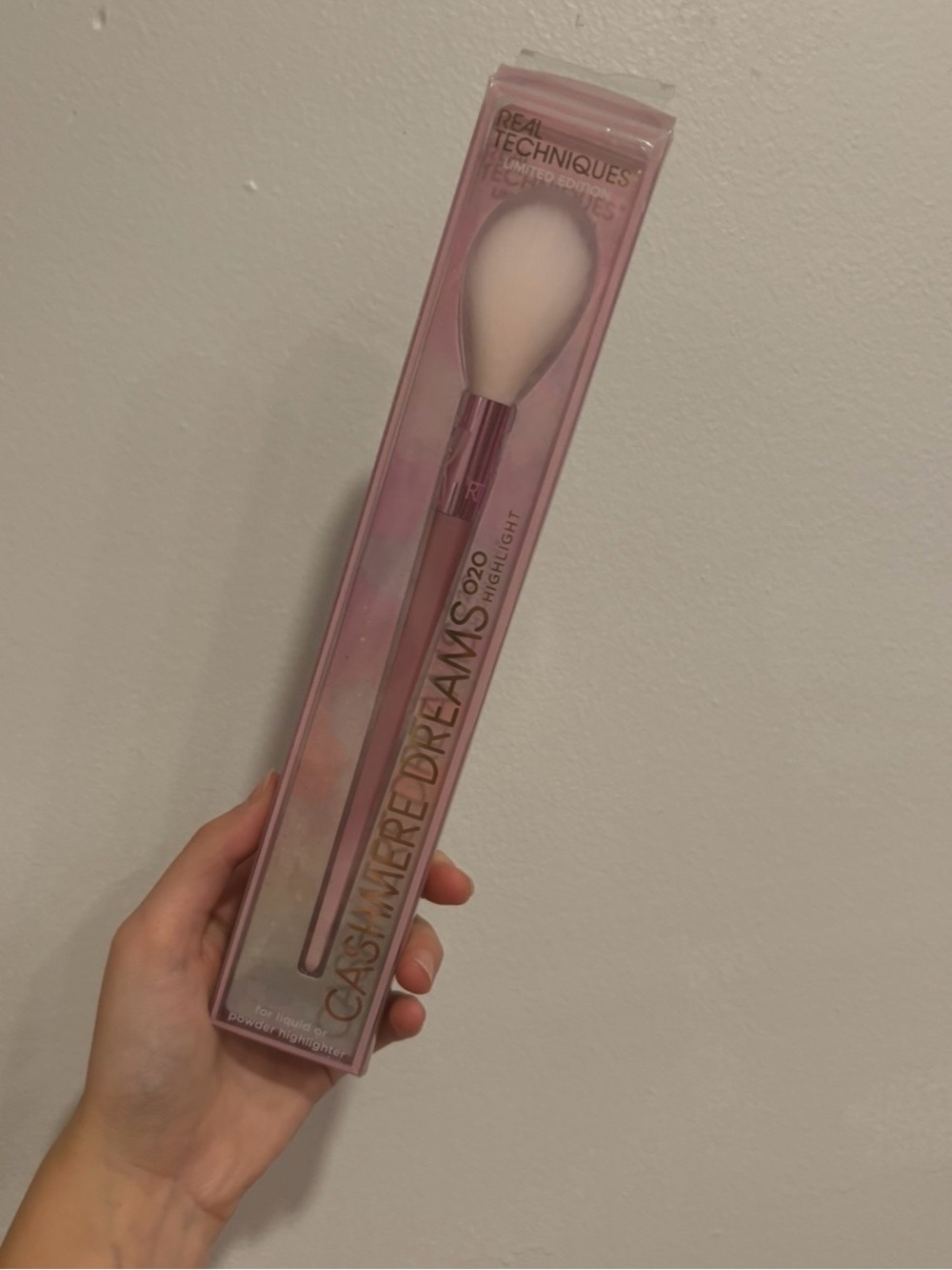 Real Techniques Cashmere Dreams Highlight Brush - Light Pink Packaging